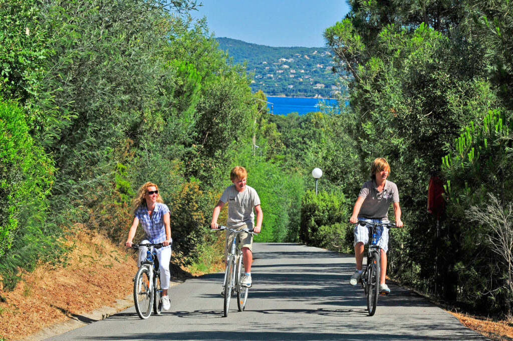 Vélos sur le camping sur l'Allée Cavalaire avec sa vue mer