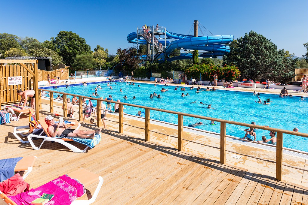 Piscine, solarium et toboggans géants